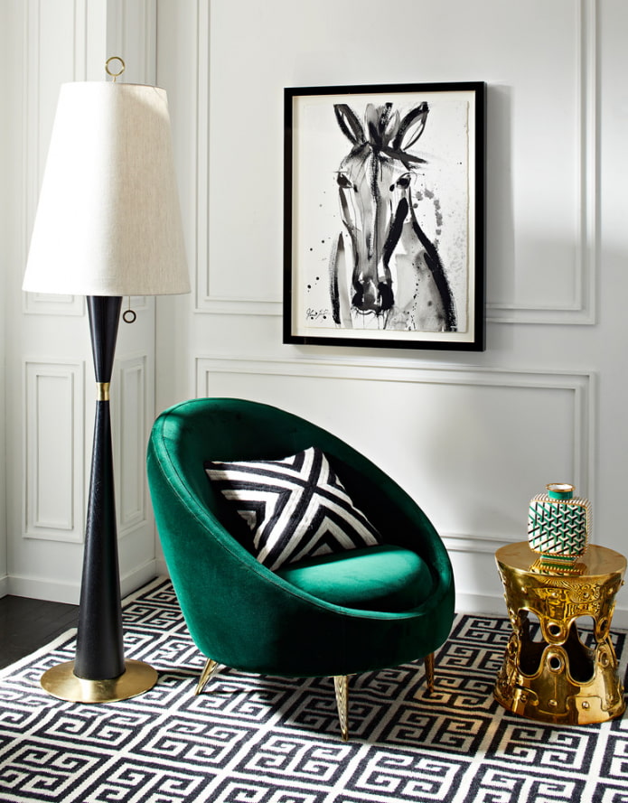 Smaragda krēsls un grīdas lampa