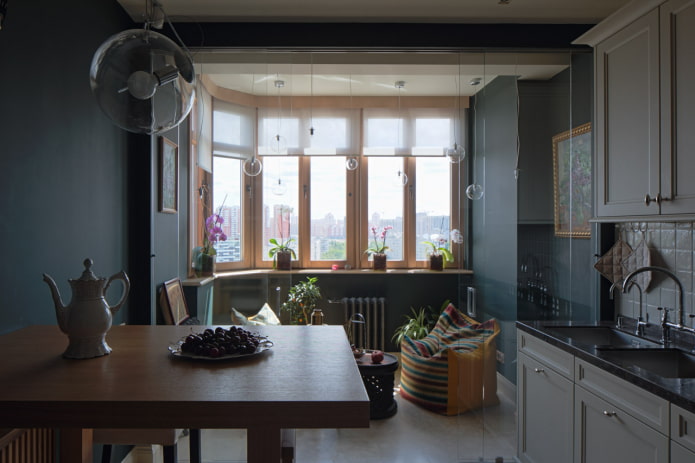 záclony v interiéri kuchyne kombinované s lodžiou