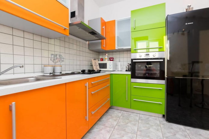 køkkenindretning i grønne og orange farver