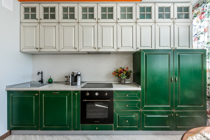 virtuves dizains baltā un zaļā krāsā