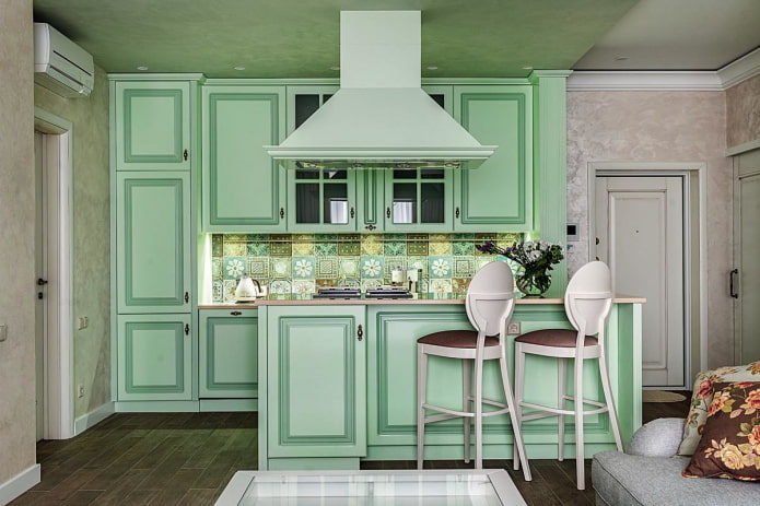 diseño de cocina en colores verde pálido