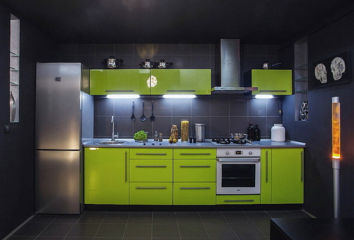 Interior de la cocina en colores negro y verde.