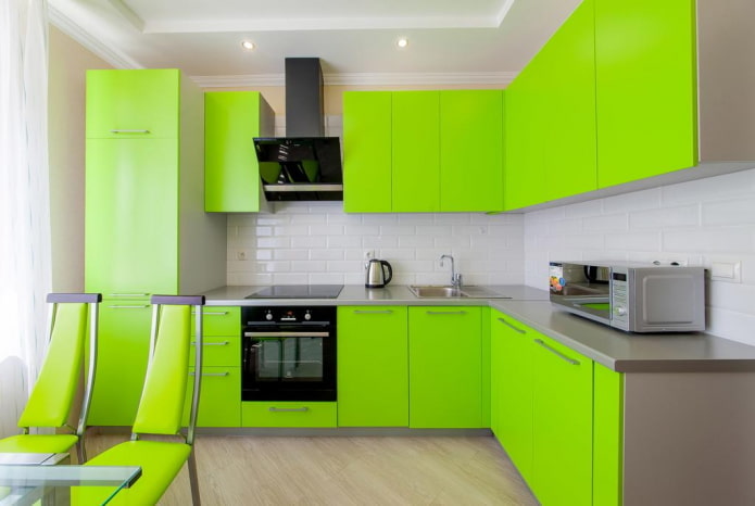 design kuchyně v zářivě zelených barvách