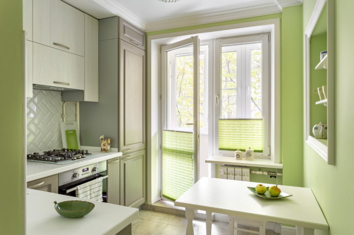 užuolaidos virtuvės interjere žaliais tonais