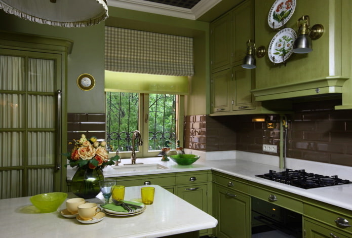 zasłony we wnętrzu kuchni w odcieniach zieleni