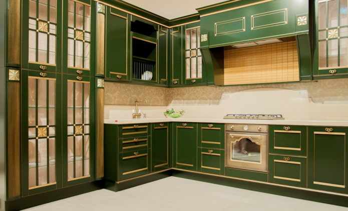 interiér kuchyně v béžových a zelených tónech