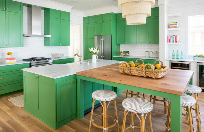 mēbeles virtuves interjerā zaļos toņos