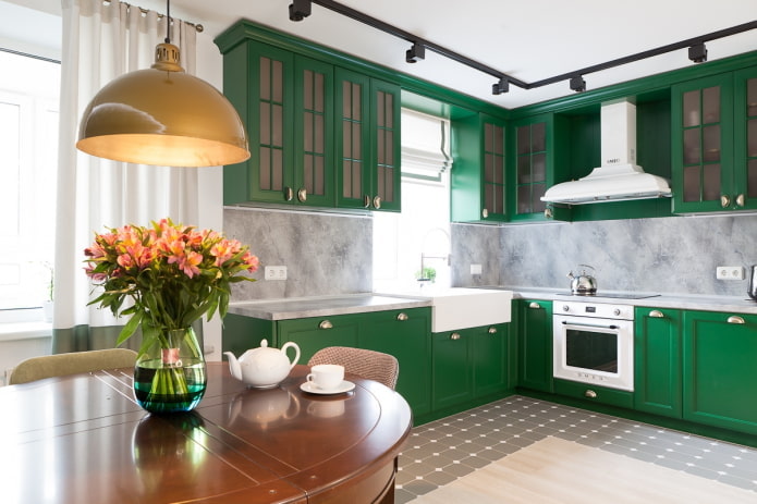 nábytek v interiéru kuchyně v zelených tónech