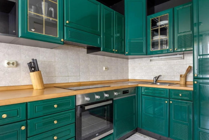yeşil tonlarında mutfak tezgahı