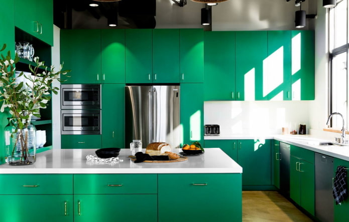 apstatymas virtuvės interjere žaliais tonais