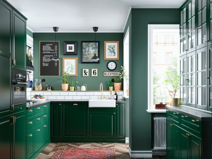 valaistus ja sisustus keittiön sisätiloissa vihreillä sävyillä
