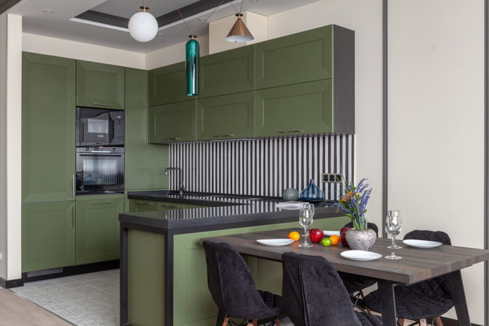 møbler i det indre af køkkenet i grønne toner
