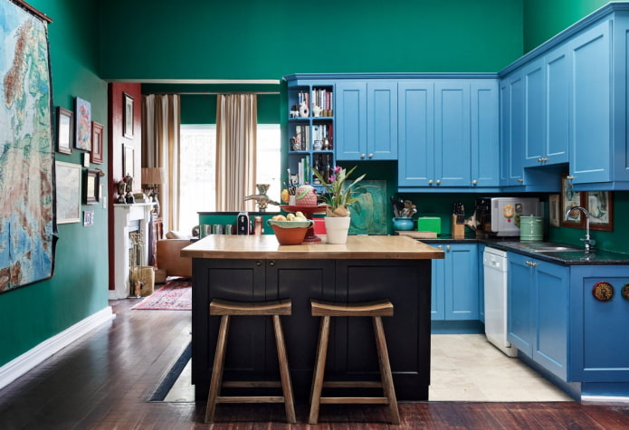 design bucătărie în culori albastru-verde