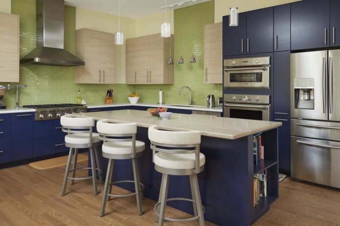 virtuvės dizainas mėlynai žalios spalvos