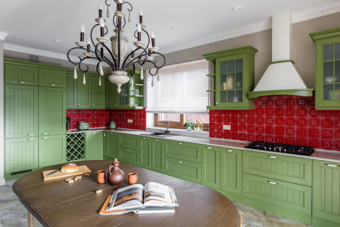 virtuvės apdaila žaliais tonais