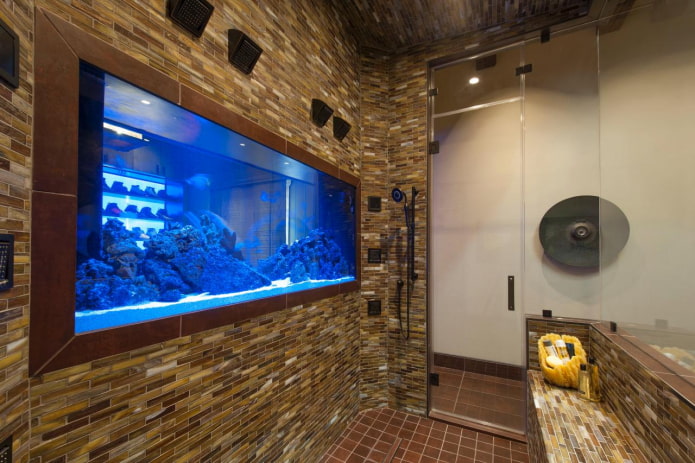 الحمام الداخلي مع حوض السمك