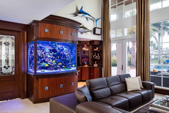 interieur met een aquarium ingebouwd in het meubilair