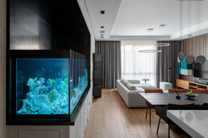 interiorul unui apartament cu un acvariu