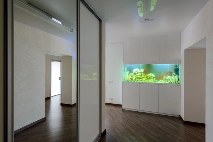 sisustus minimalismin tyyliin akvaarion kanssa