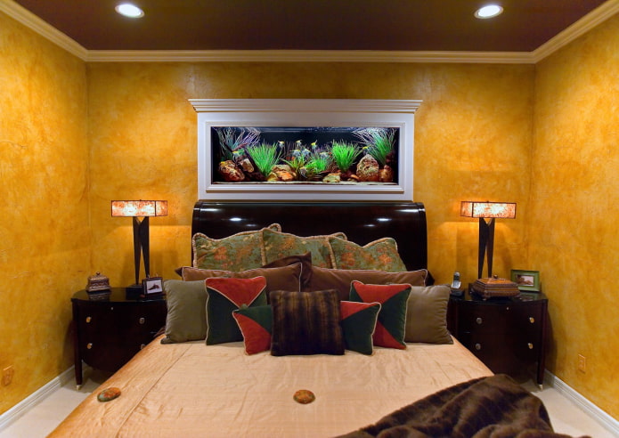 guļamistabas interjers ar akvāriju