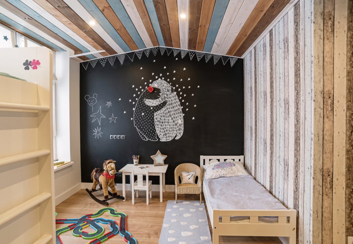 Veelkleurige planken aan het plafond in de kinderkamer