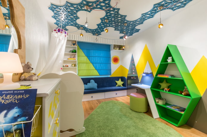 Таванът в детската стая е украсен с пластмасова решетка