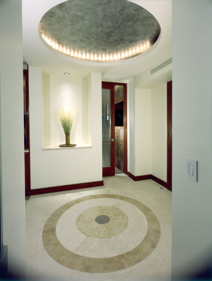 таван в коридора във формата на кръг