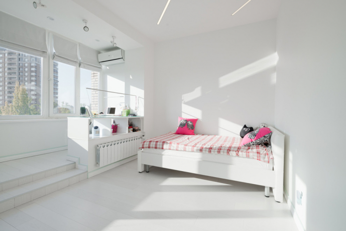 חדר שינה לבן בשילוב עם מרפסת