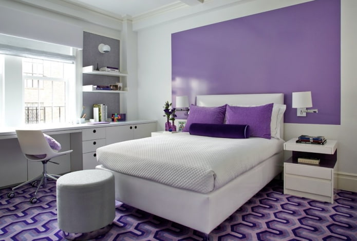interiér spálne v bielej a fialovej farbe