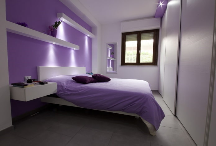 interiér bílé a lila ložnice
