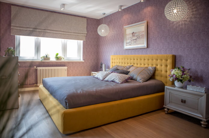 interior dormitor liliac și galben
