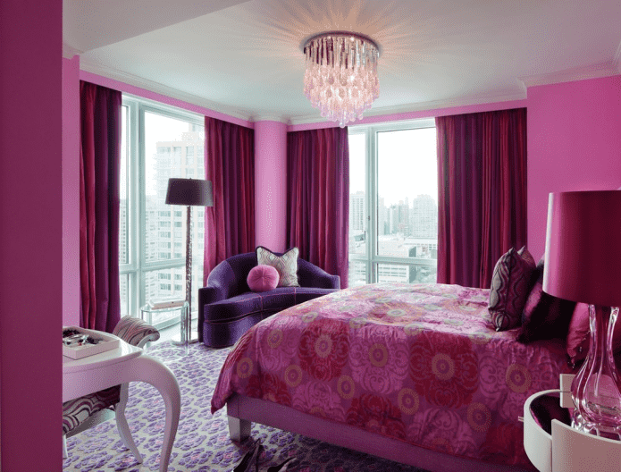 ružový a lila interiér spálne