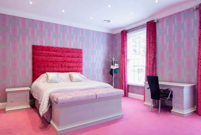 nội thất phòng ngủ màu hồng và hoa cà