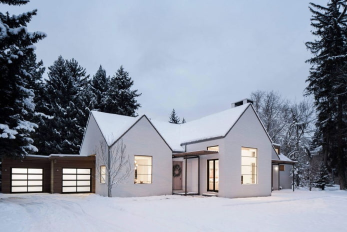 İskandinav tarzında beyaz ev