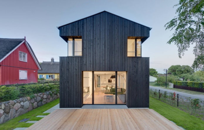 sort hus i skandinavisk stil