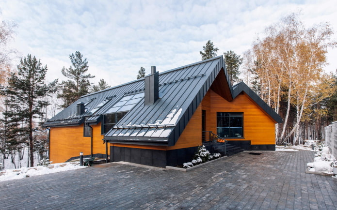 efterbehandling af taget i huset i skandinavisk stil