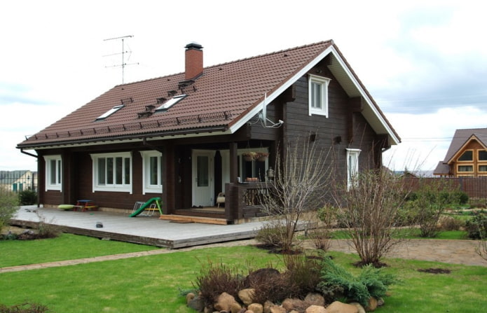 довършване на покрива на къщата в скандинавски стил