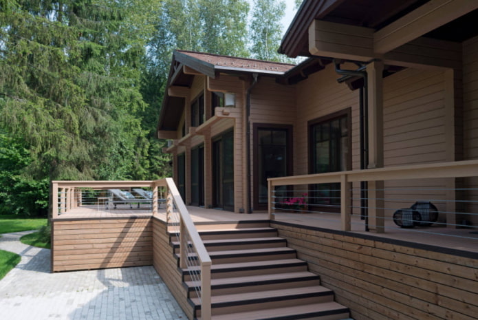 veranda i et hus i skandinavisk stil