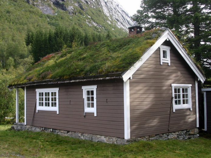 acabant el sostre de la casa a l’estil escandinau