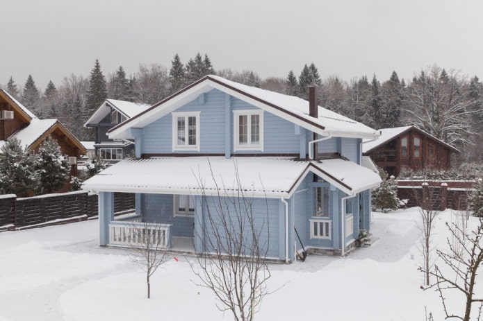 fațada casei în tonuri de albastru