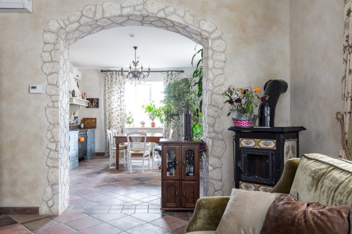 výzdoba kuchyne-obývacej izby v stredomorskom štýle