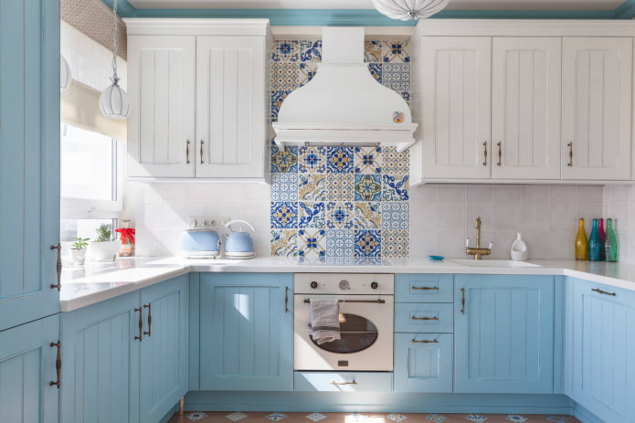 Bucătărie în culori alb și albastru