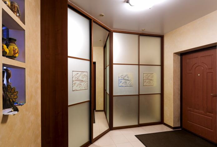 dizajn šatne v interiéri chodby