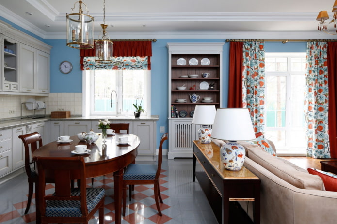 dekoras ir tekstilė virtuvės-svetainės interjere Provanso stiliaus