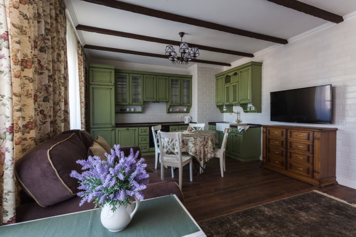 decorazioni e tessuti all'interno della cucina-soggiorno in stile provenzale