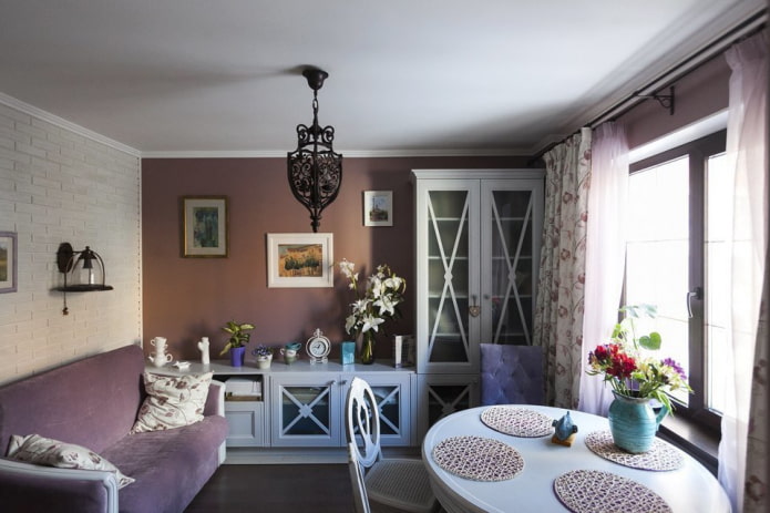 ontwerp van een kleine keuken-woonkamer in Provençaalse stijl