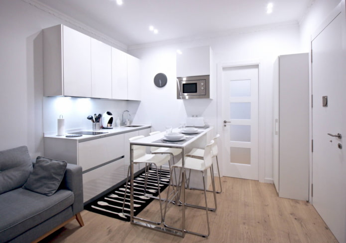 Witte keuken-woonkamer