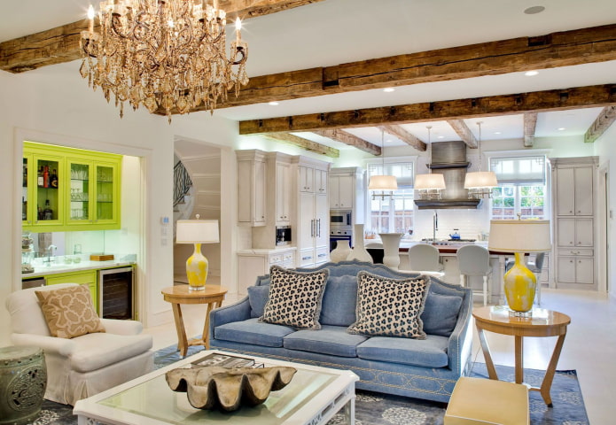 stropní design v interiéru kuchyně-obývací pokoj