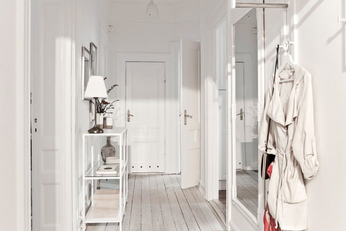Interiér bielej chodby v škandinávskom štýle