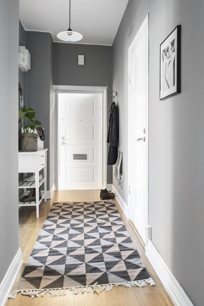 Grå korridor design i skandinavisk stil